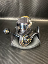 Daiwa Saltiga 4000-XH Spinning Fishing Reel with Soft Pouch