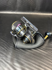 Daiwa Saltiga 4000-XH Spinning Fishing Reel with Soft Pouch