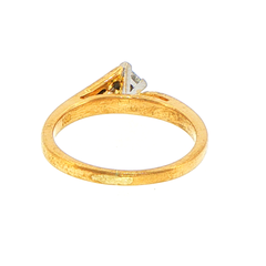 18ct Yellow Gold Kite-Set Princess Diamond Bypass Ring