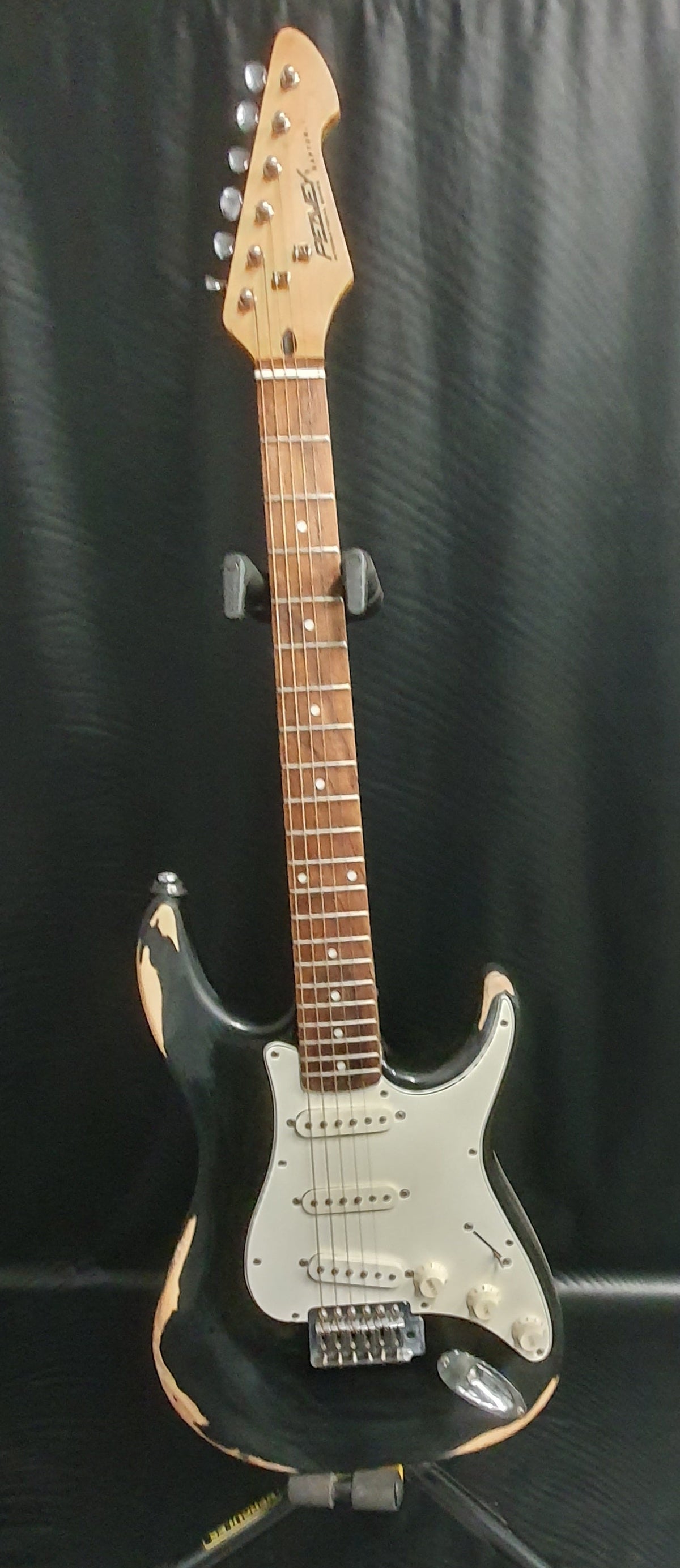 PEAVEY ELECTRIC GUITAR RAPTOR S/N:7027238 BODY DAMAGE ELECTRIC GUITAR IN SOFT CASE