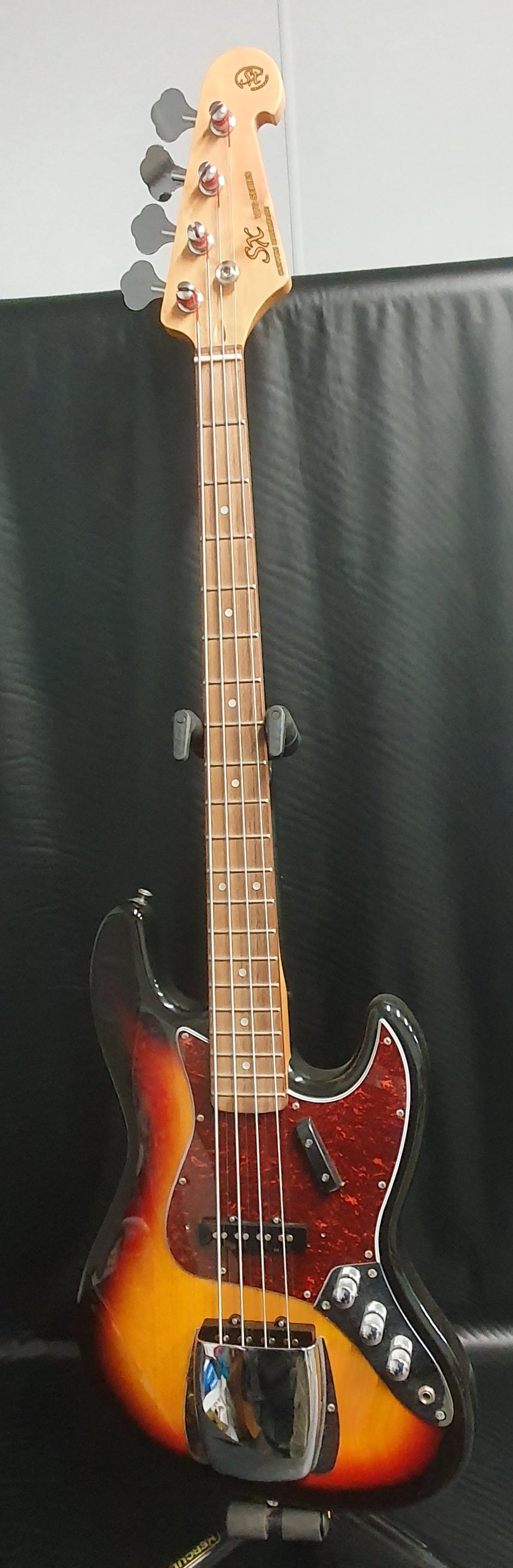 SX BASS GUITAR VTG SERIES S/N:21204123 IN CASE