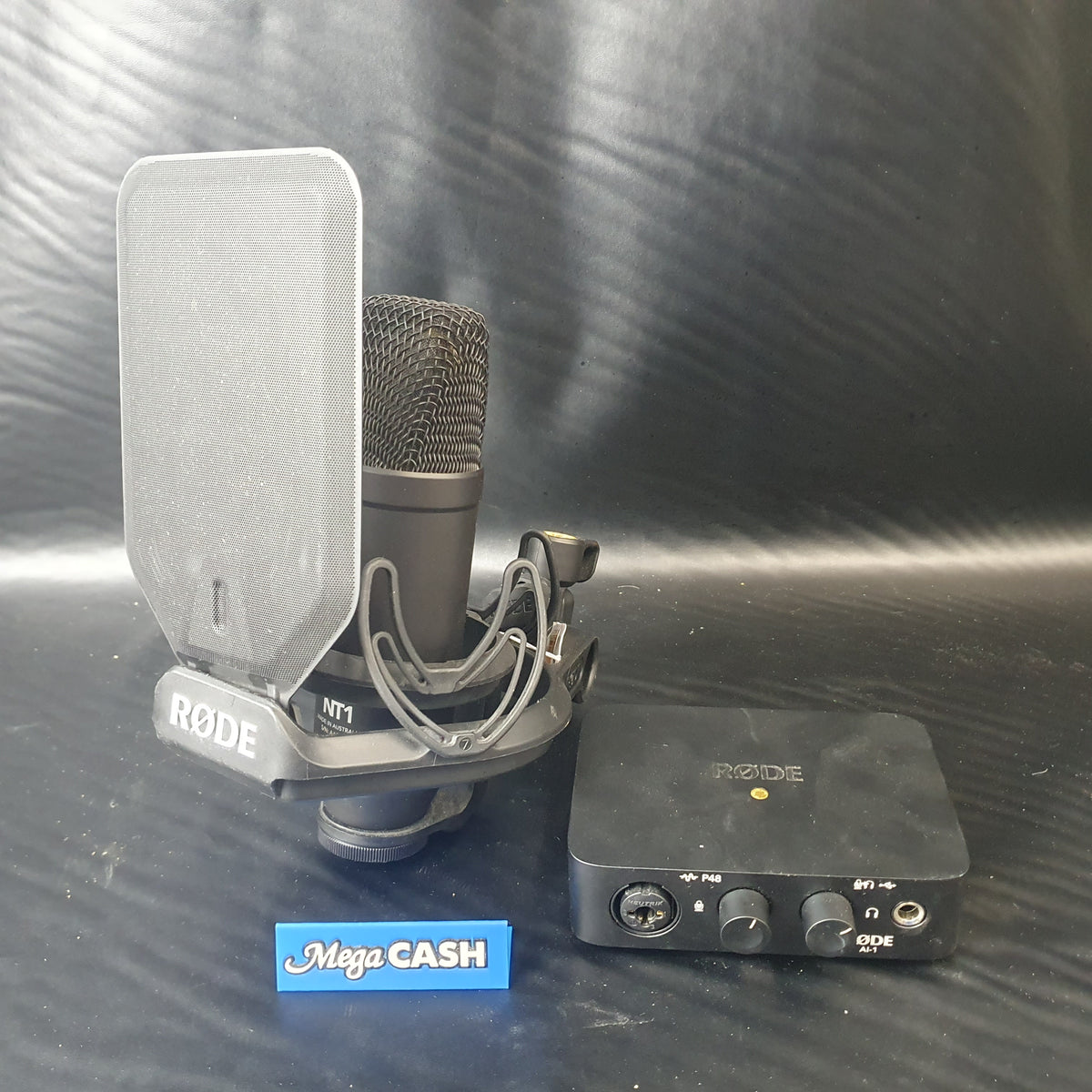 RODE - NT1 Cardioid Condenser Microphone with AI1 Audio Interface + SMR Shock Mount