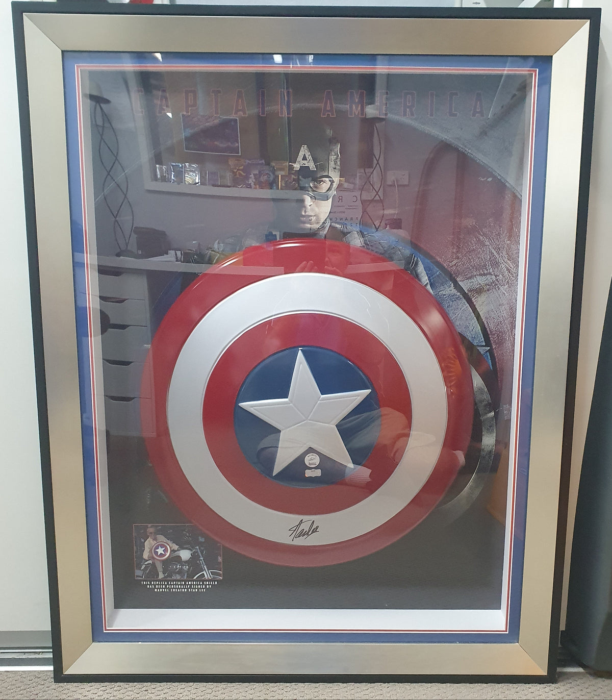 MEMORABILLIA - RS067928 - FRAMED CAPTAIN AMERICA SHIELD - HAND SIGNED BY STAN LEE / WITH COA FROM ICONS OF SPORT