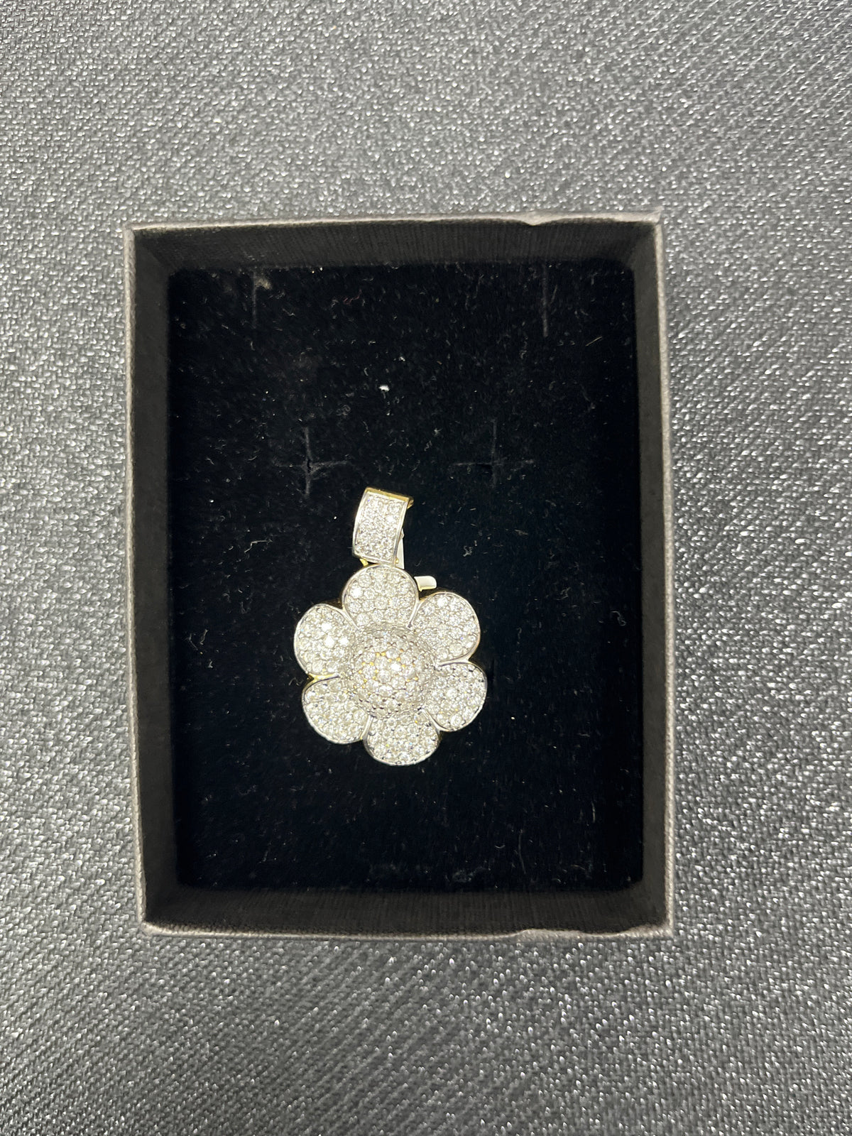 18ct Flower Pendant
