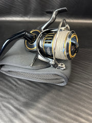 Daiwa Saltiga 10000-P Spinning Fishing Reel with Soft Pouch