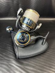 Daiwa Saltiga 10000-P Spinning Fishing Reel with Soft Pouch