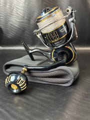 Daiwa Saltiga 10000-P Spinning Fishing Reel with Soft Pouch