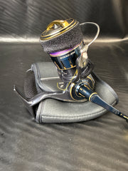 Daiwa Saltiga 4000-XH Spinning Fishing Reel with Soft Pouch