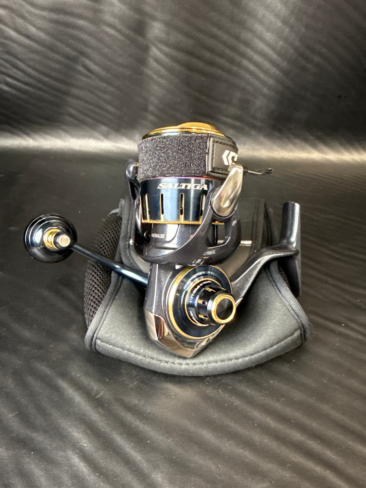 Daiwa Saltiga 4000-XH Spinning Fishing Reel with Soft Pouch