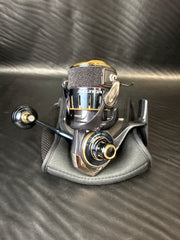 Daiwa Saltiga 4000-XH Spinning Fishing Reel with Soft Pouch