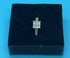 Ladies 18ct Square Gold Ring With Diamonds Size K 1/2 / 11-51