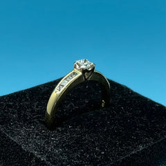 Ladies 18ct With Diamond Stone Solid Gold Ring Size 8.75 / Size R/ 19-59
