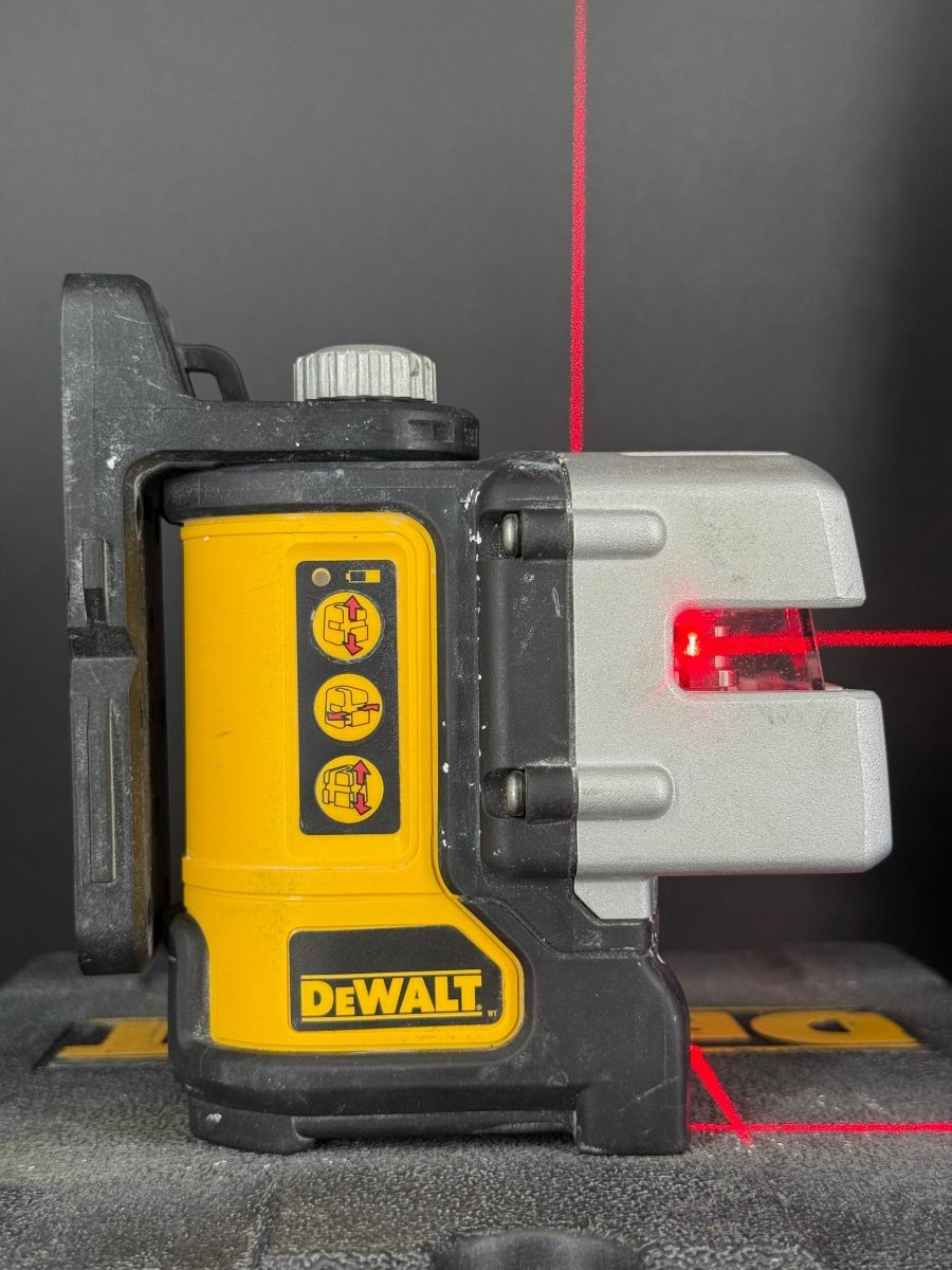 DeWalt 3 Beam Line Laser Level DW089 + AA Batteries in Hard Case And Clamp - Mega Cash Sydney