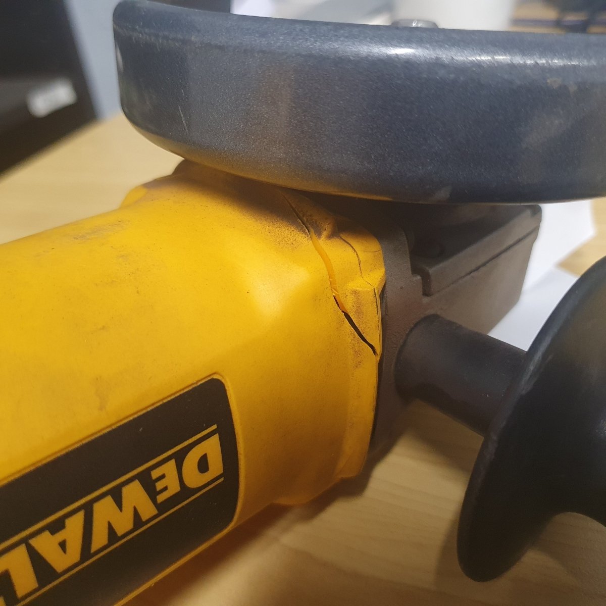 Dewalt - DC410 - Heavy Duty Cordless Cut - Off Tool (Grinder) + Charger + Batteries - Mega Cash Sydney