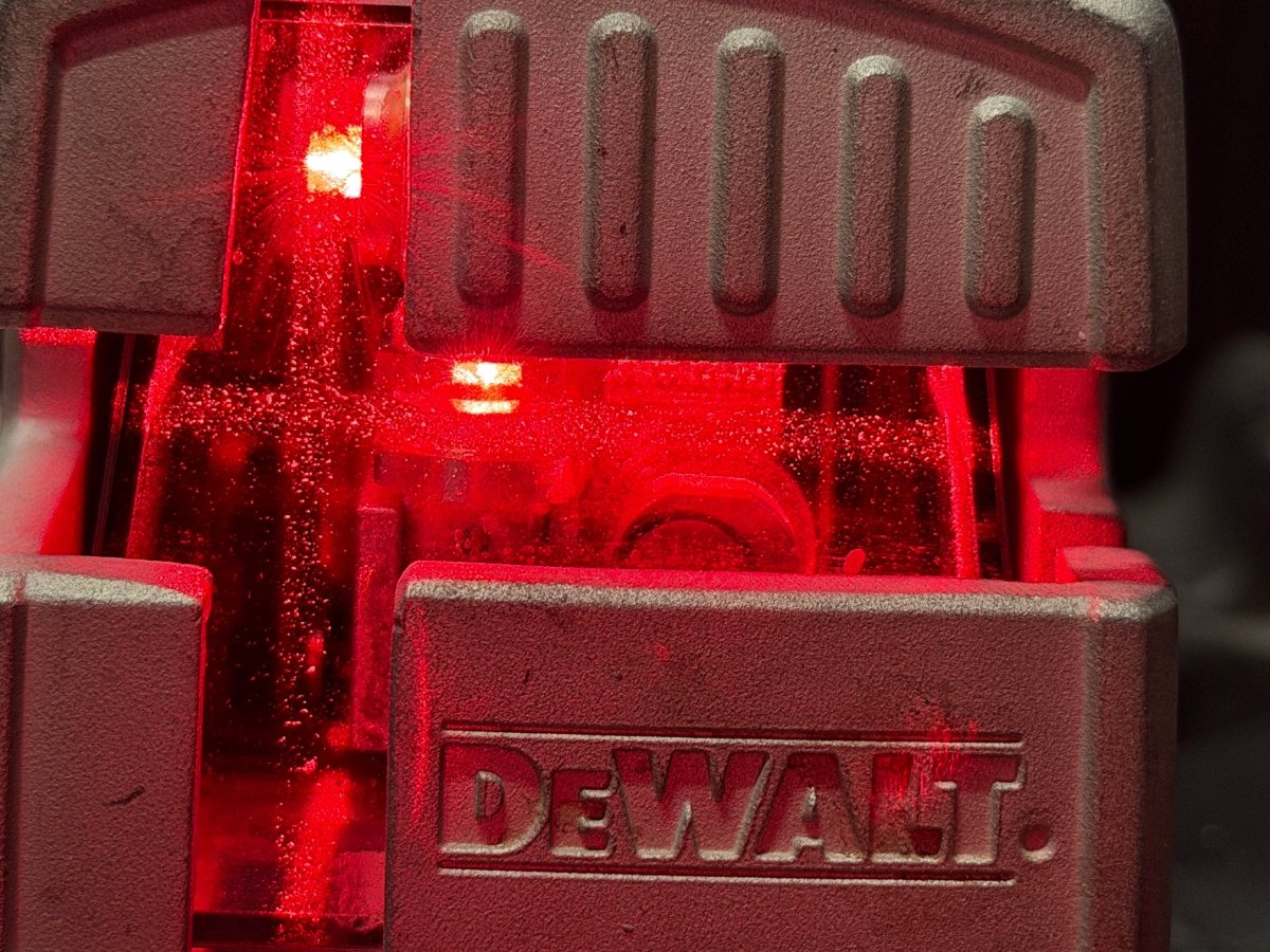 DeWalt DW089K - XE Alkaline 3 X 180 Cross Line Red Laser - Mega Cash Sydney