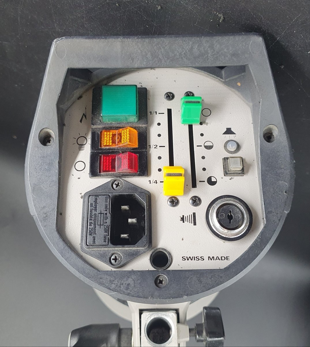 ELINCHROM 250 LIGHT MULTI VOLTAGE FLASH WITH ELINCA SA TRIPOD & 5 METRE SYNCHRO CORD - Mega Cash Sydney