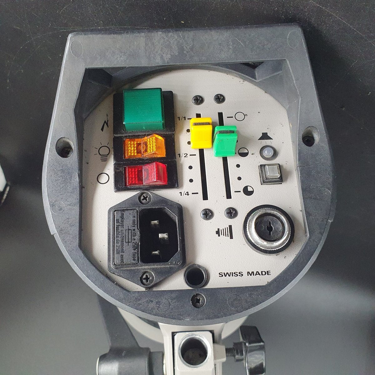 ELINCHROM 500 LIGHT MULTI VOLTAGE FLASH WITH ELINCA SA TRIPOD - Mega Cash Sydney
