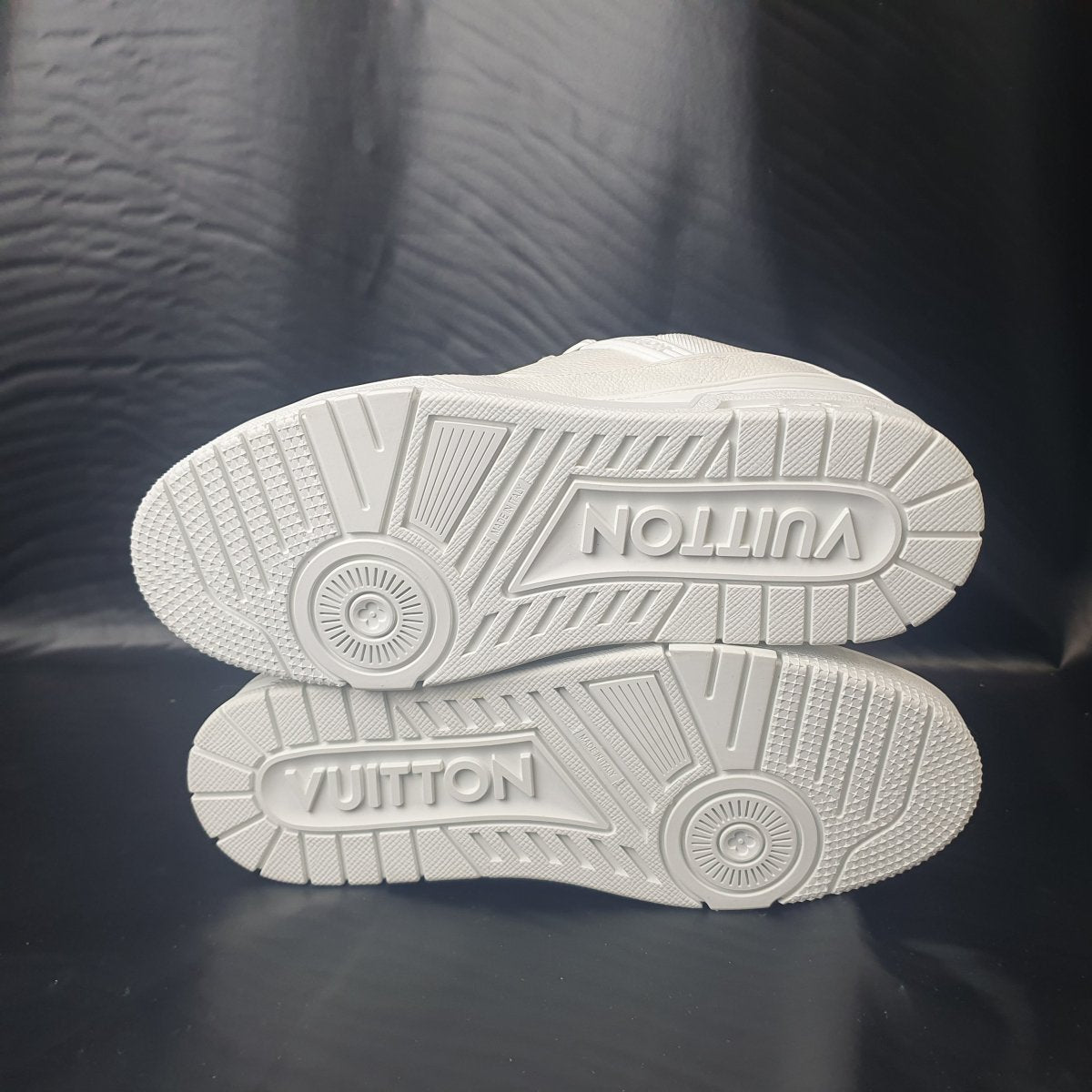LOUIS VUITTON - Trainer White Sneakers - VL 1214 - Size 6 - Mega Cash Sydney