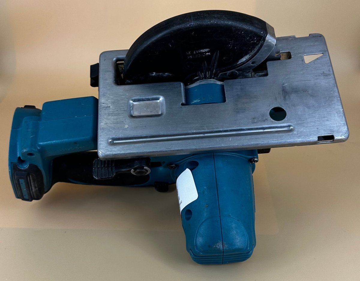 Makita 18V LXT Mobile 136mm (5-3/8") Metal Cutter DCS552 - Mega Cash Sydney