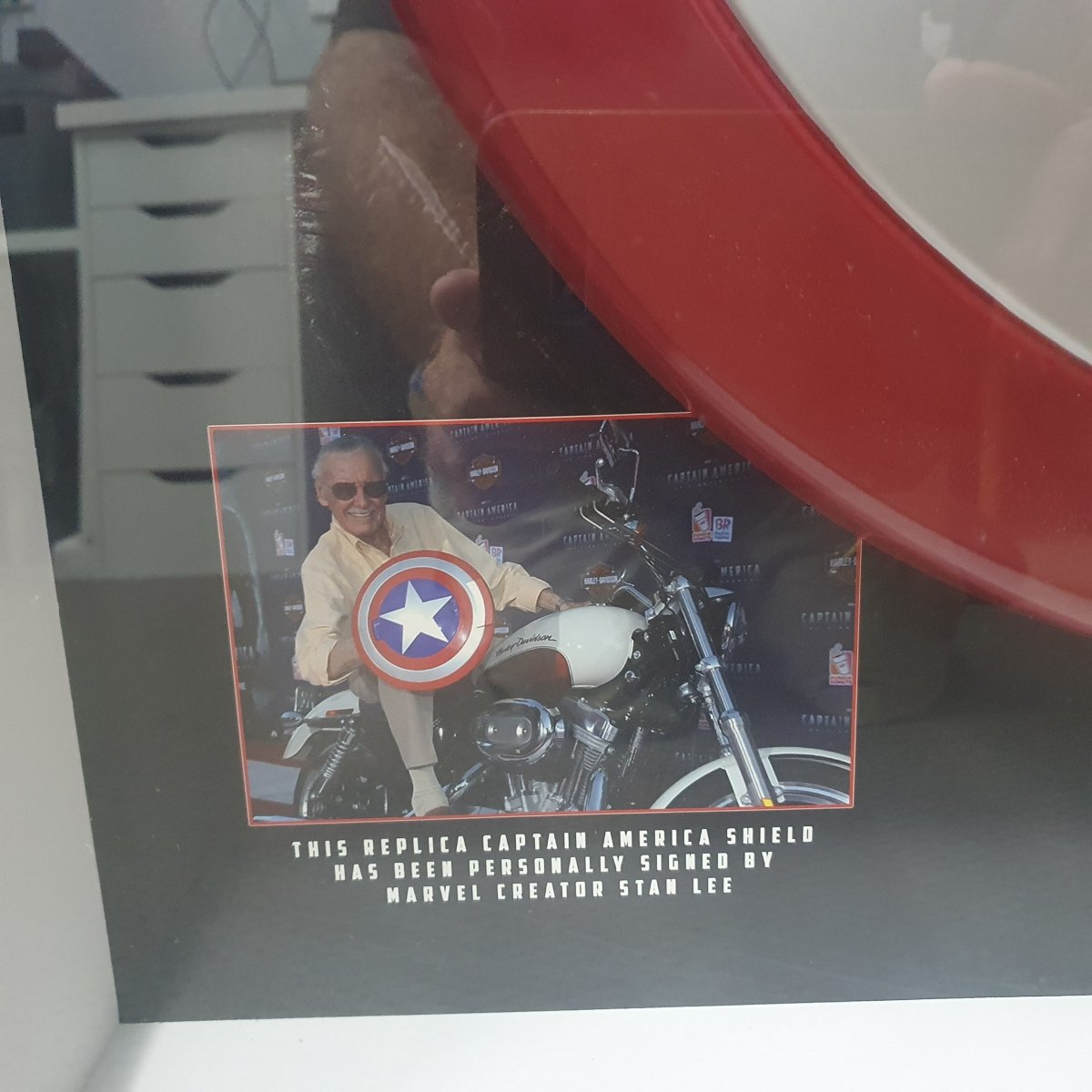 MEMORABILLIA - RS067928 - FRAMED CAPTAIN AMERICA SHIELD - HAND SIGNED BY STAN LEE / WITH COA FROM ICONS OF SPORT