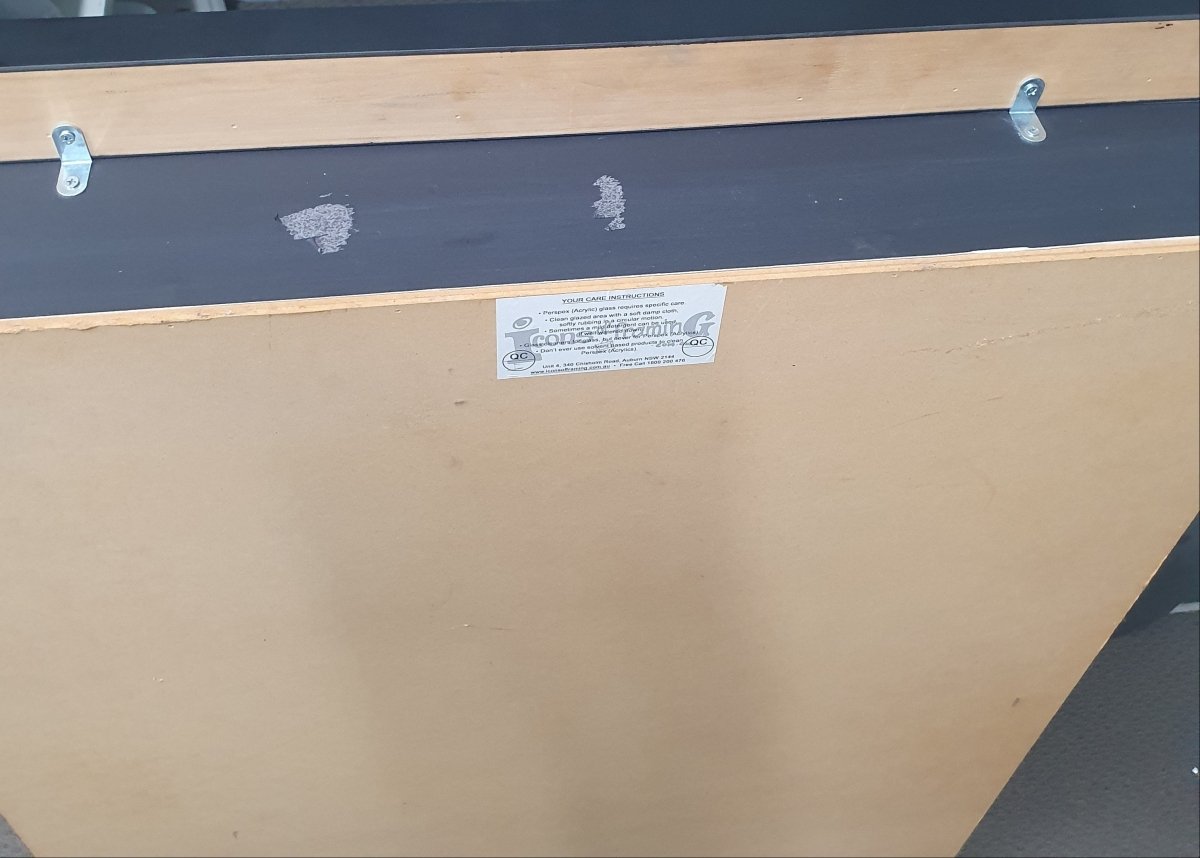 MEMORABILLIA - RS067928 - FRAMED CAPTAIN AMERICA SHIELD - HAND SIGNED BY STAN LEE / WITH COA FROM ICONS OF SPORT