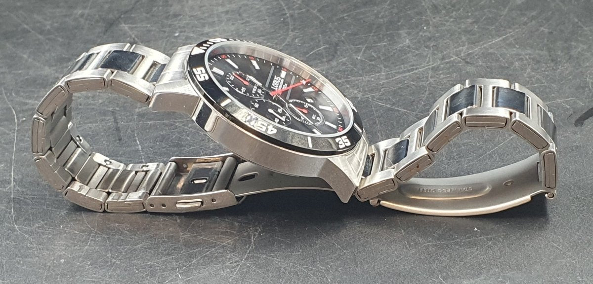 MENS LORUS WATCH - 50.0GMS - VD57-X147 - SILVER STAINLESS STEEL BAND - Mega Cash Sydney