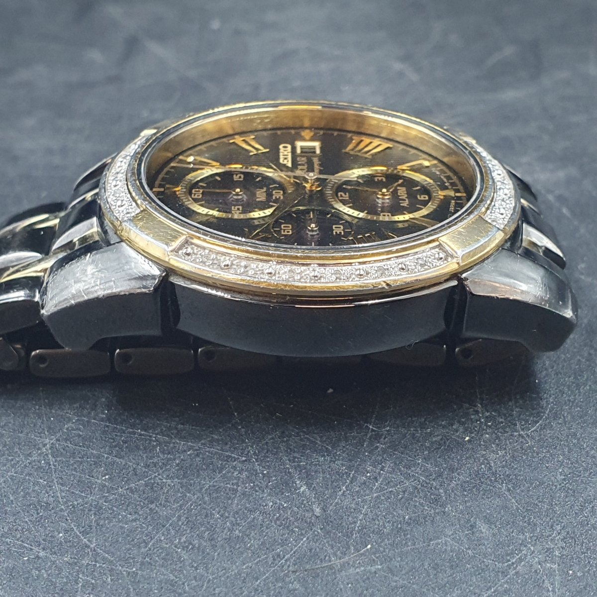 MENS SEIKO WATCH - 153.0GMS - SOLAR - GOLD AND TUNGSTEN CERAMIC BAND - CHRONOGRAPH - BLACK AND GOLD SAPPHIRE CRYSTAL - Mega Cash Sydney