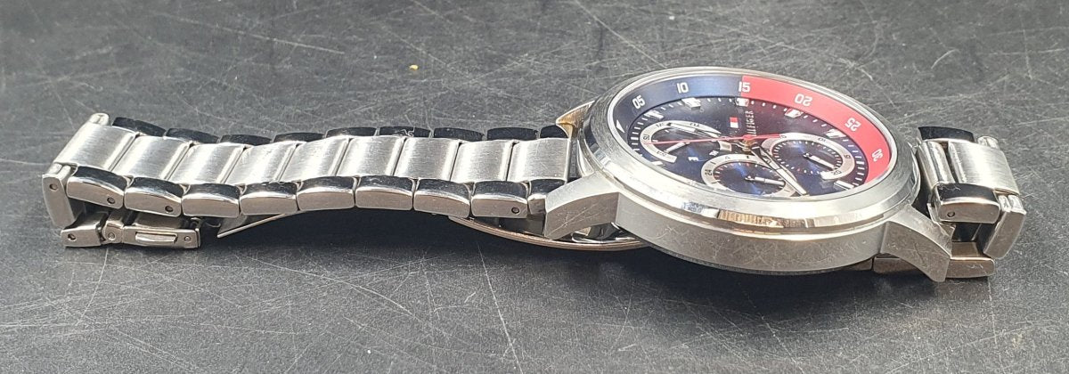 MENS TOMMY HILFIGER WATCH - 50.0GMS - SILVER STAINLESS STEEL BAND - CHRONOGRAPH - Mega Cash Sydney