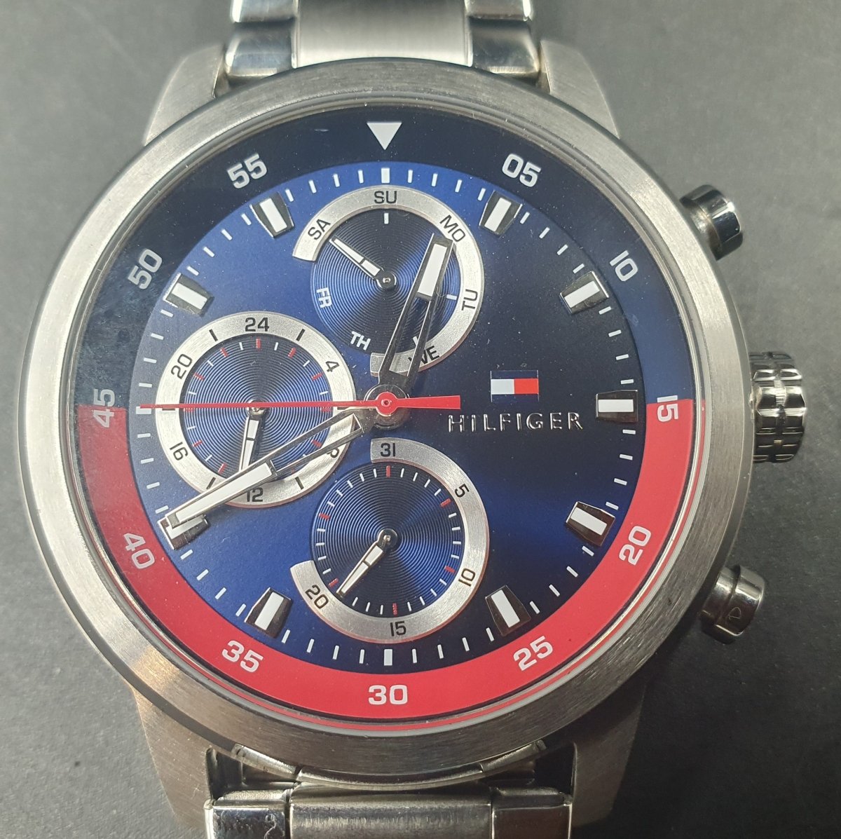 MENS TOMMY HILFIGER WATCH - 50.0GMS - SILVER STAINLESS STEEL BAND - CHRONOGRAPH - Mega Cash Sydney