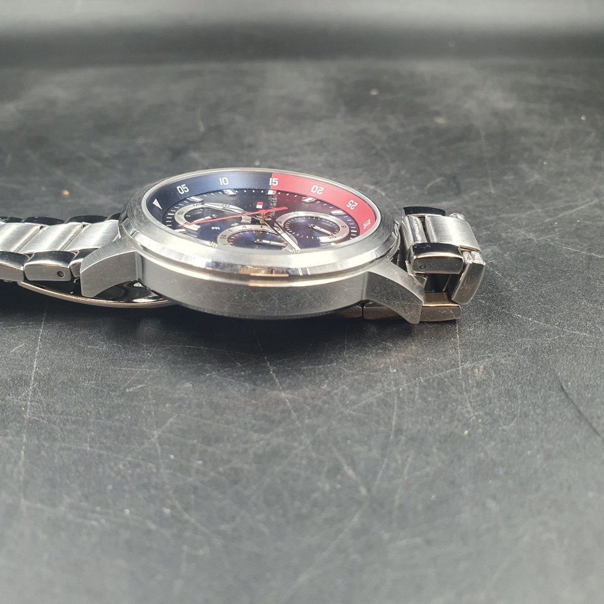 MENS TOMMY HILFIGER WATCH - 50.0GMS - SILVER STAINLESS STEEL BAND - CHRONOGRAPH - Mega Cash Sydney