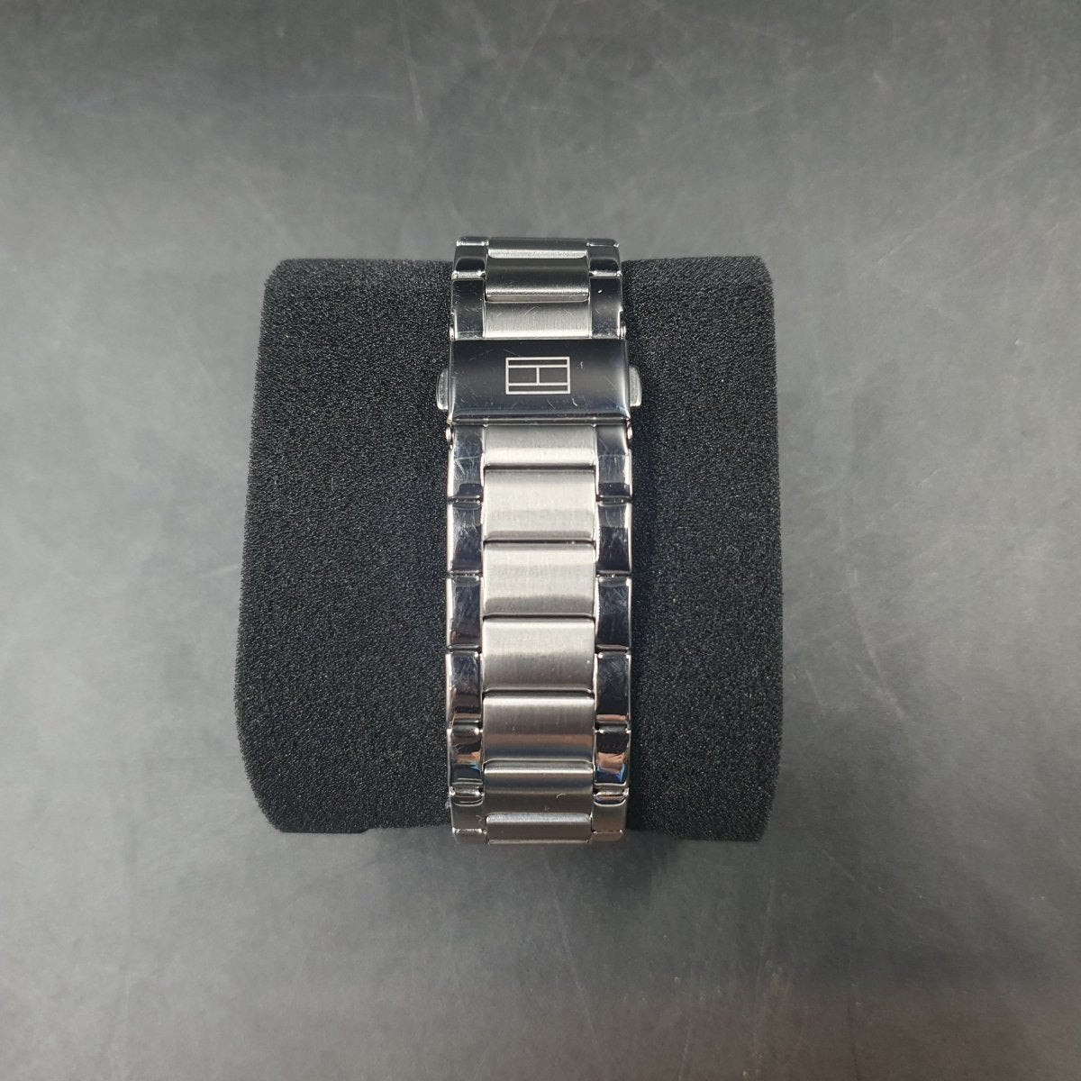 MENS TOMMY HILFIGER WATCH - 50.0GMS - SILVER STAINLESS STEEL BAND - CHRONOGRAPH - Mega Cash Sydney