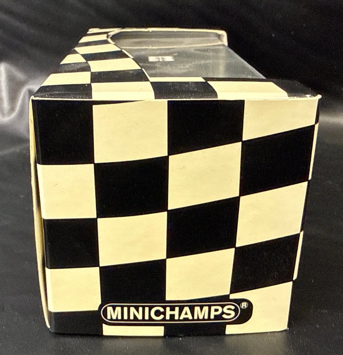 MINICHAMPS - Jaguar XJ-S TWA/JRA Racing - Bathurst 1985 - Mega Cash Sydney