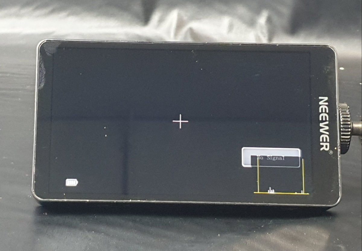 NEEWER 4K CAMERA FIELD MONITOR 5.5" - FW568 WITH 2 X BATTERIES AND CHARGER - Mega Cash Sydney