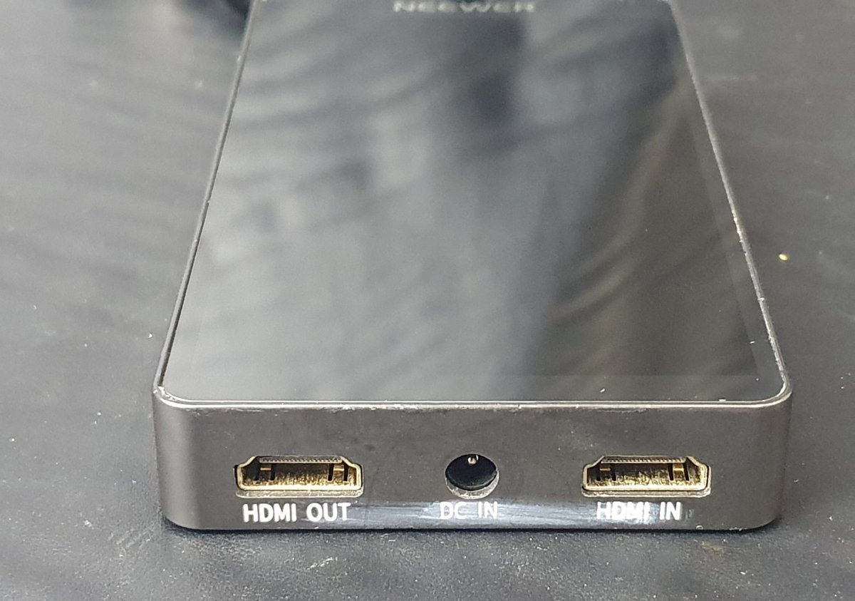 NEEWER 4K CAMERA FIELD MONITOR 5.5" - FW568 WITH 2 X BATTERIES AND CHARGER - Mega Cash Sydney