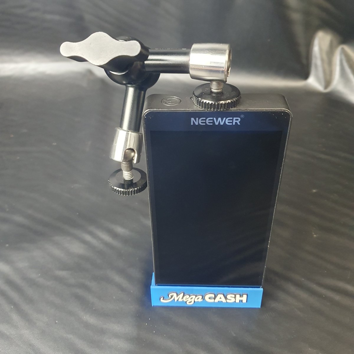 NEEWER 4K CAMERA FIELD MONITOR 5.5" - FW568 WITH 2 X BATTERIES AND CHARGER - Mega Cash Sydney