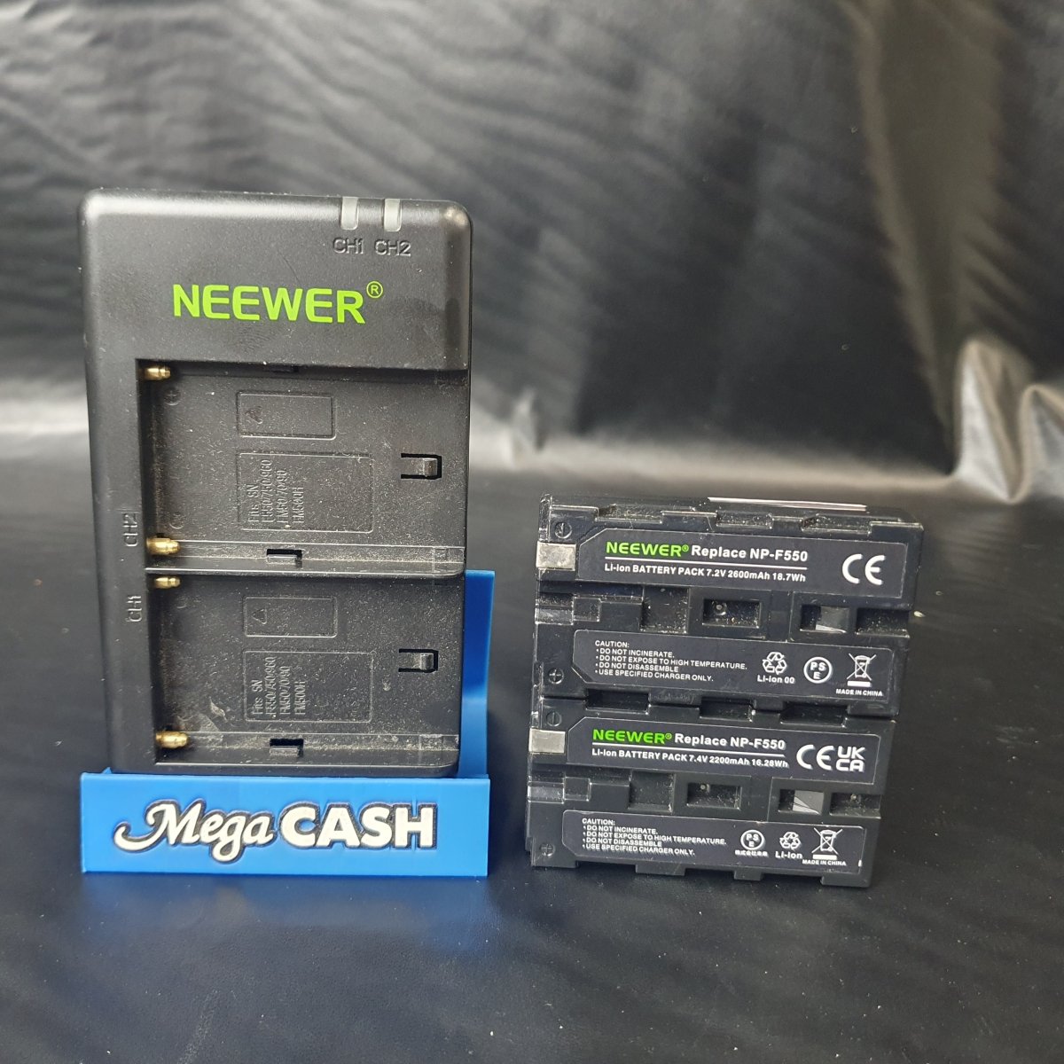 NEEWER 4K CAMERA FIELD MONITOR 5.5" - FW568 WITH 2 X BATTERIES AND CHARGER - Mega Cash Sydney