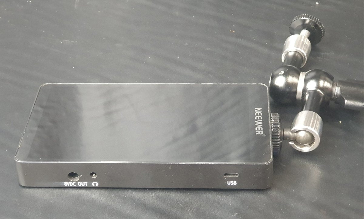 NEEWER 4K CAMERA FIELD MONITOR 5.5" - FW568 WITH 2 X BATTERIES AND CHARGER - Mega Cash Sydney