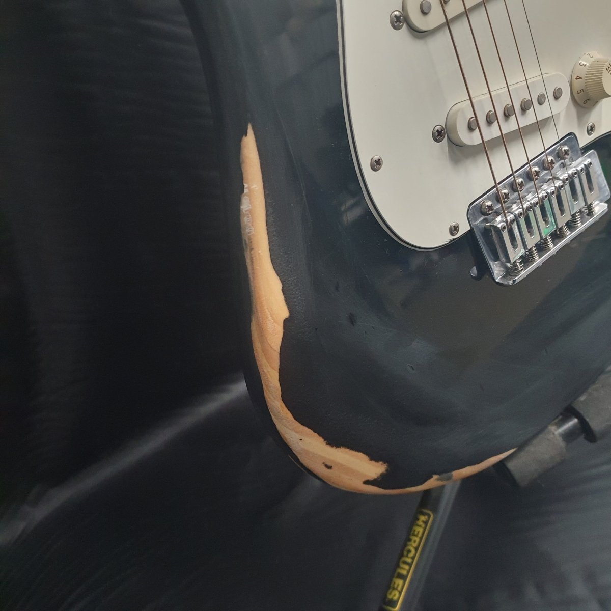 PEAVEY ELECTRIC GUITAR RAPTOR S/N:7027238 BODY DAMAGE ELECTRIC GUITAR IN SOFT CASE - Mega Cash Sydney