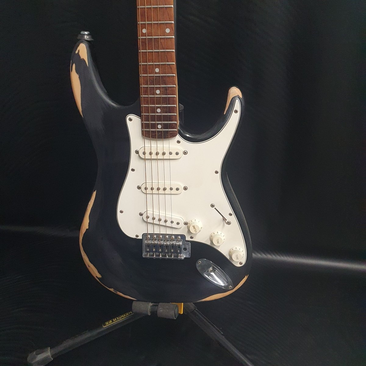 PEAVEY ELECTRIC GUITAR RAPTOR S/N:7027238 BODY DAMAGE ELECTRIC GUITAR IN SOFT CASE - Mega Cash Sydney