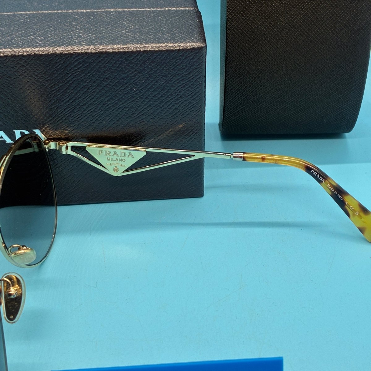 PRADA SUNGLASSES W/ CASE & BOX RRP $607 | SPR 73Z ZVN - 5D1 140 3N - Mega Cash Sydney